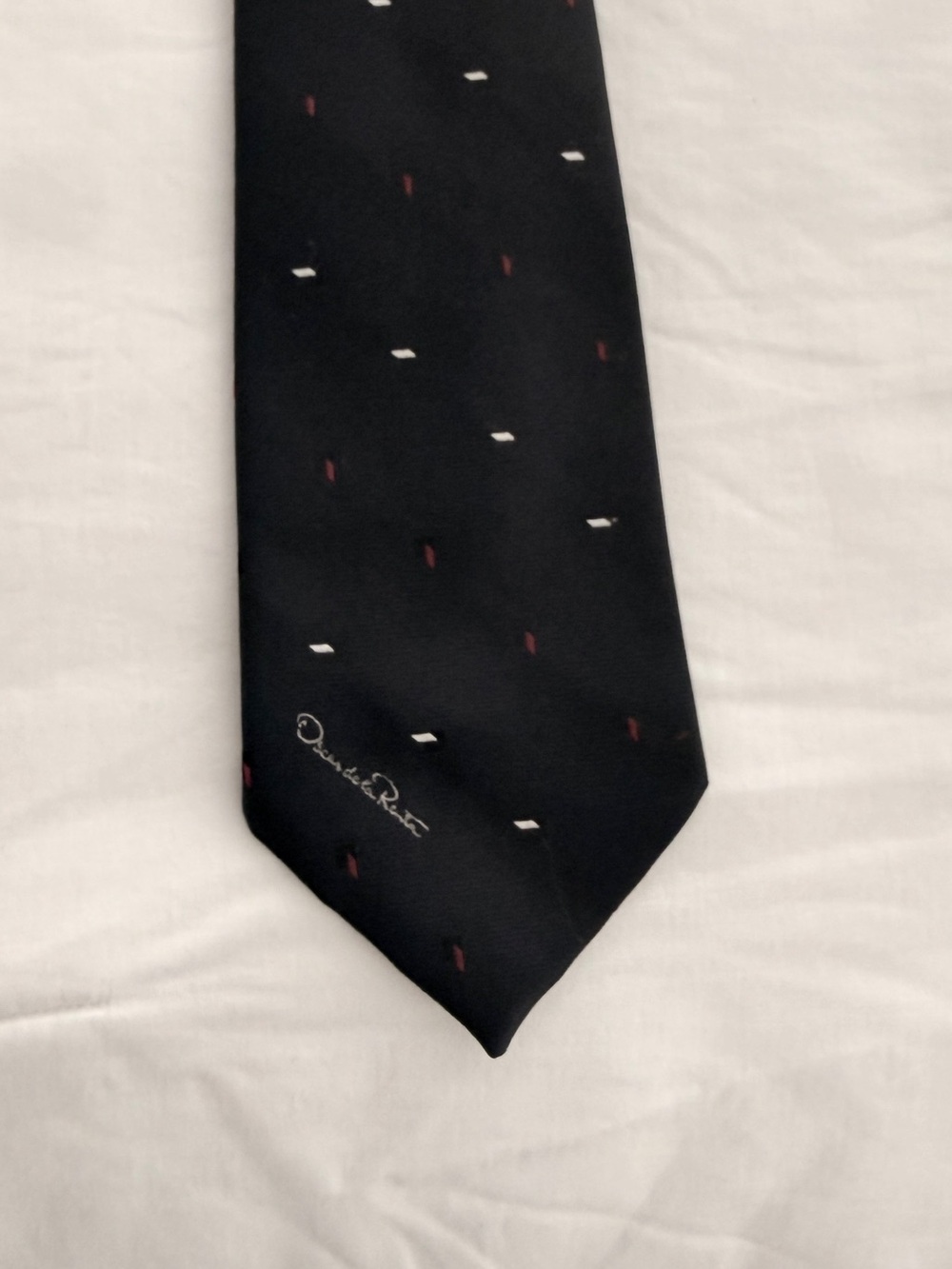 Oscar De La Renta Men's Navy Blue Patterned Tie with Subtle Red and White Accent